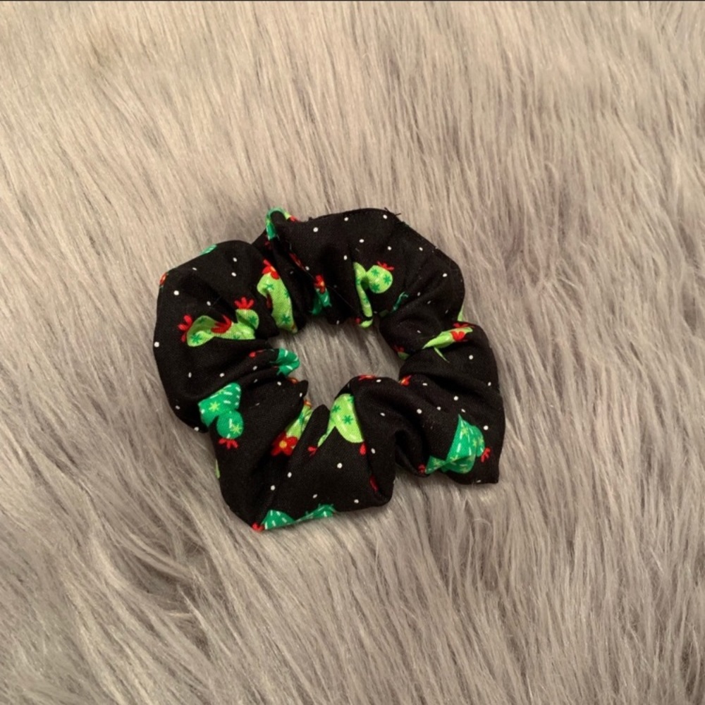 ❌Out of stock❌🌵 cactus 🌵 scrunchie - Picture 2 of 3